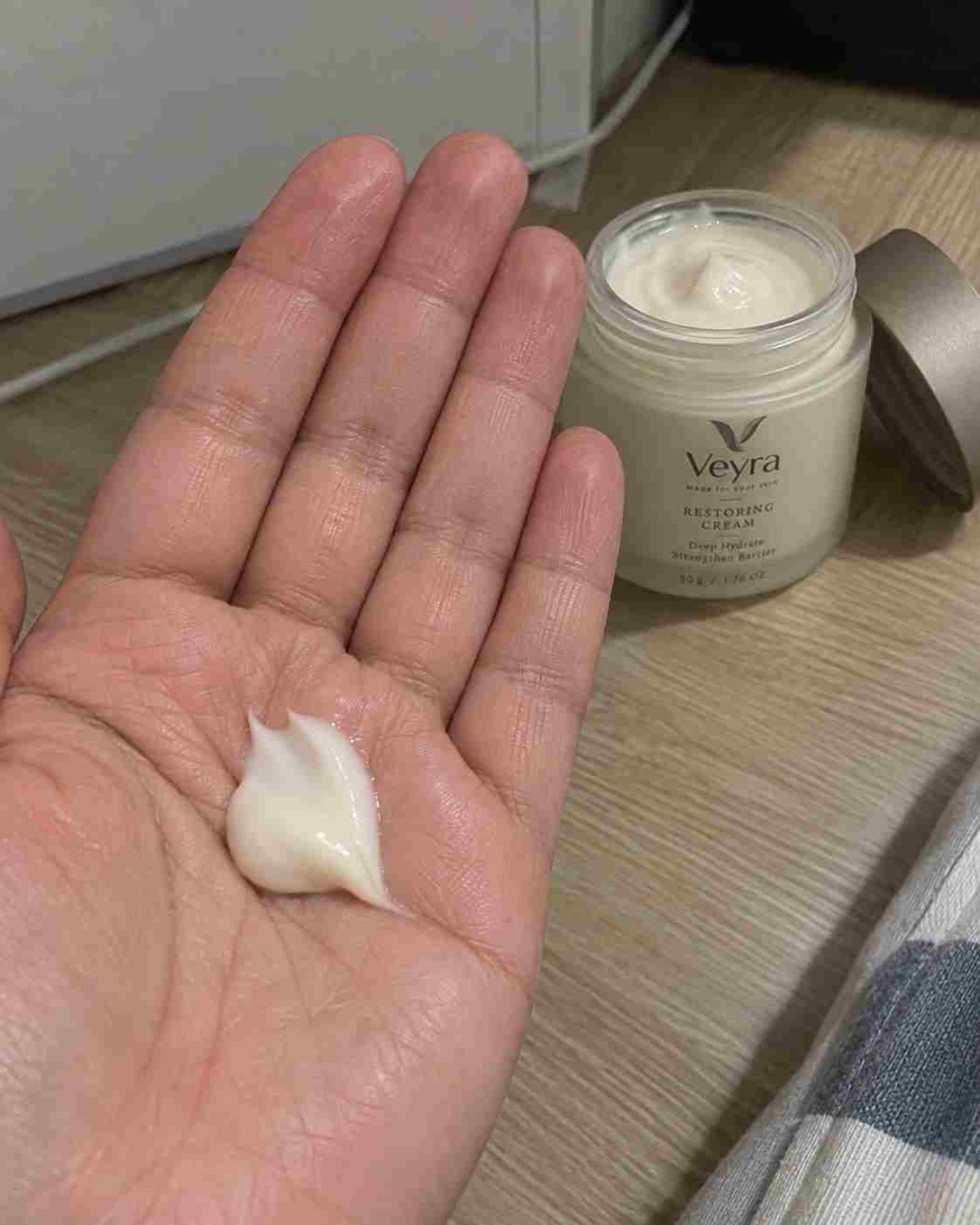 크림 제형을 손바닥에 올린 사용 후기 사진